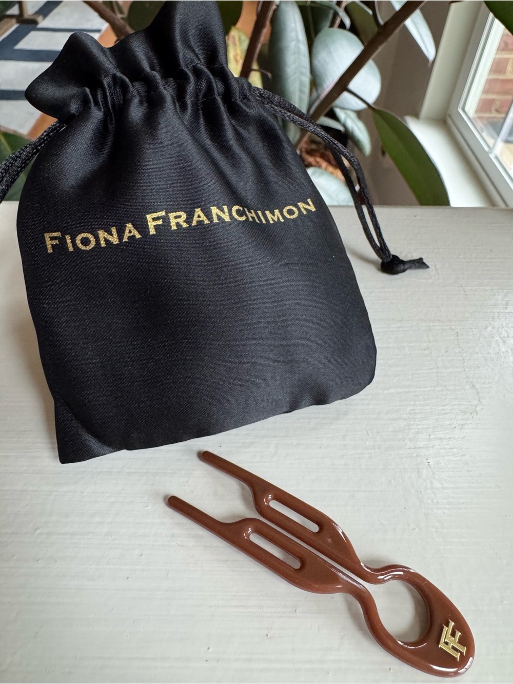 Fiona Franchimon No 1 Hairpin Mochaccino - New in Satin Drawstring Logo Bag